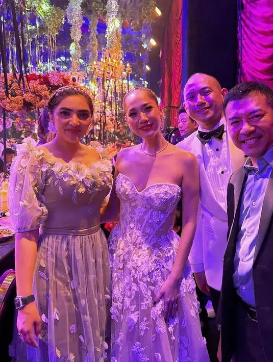 Ashanty hadir bersama Anang Hermansyah. Ashanty mengenakan dress lengan balon yang memiliki bunga-bunga di bagian dada dan rok tullenya. [@ashanty]