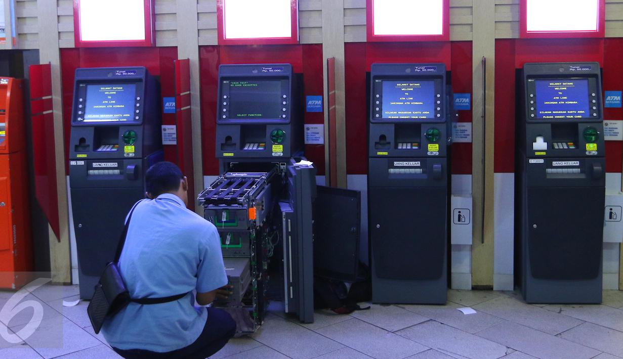 Petugas mengecek mesin Anjungan Tunai Mandiri (ATM) di Jakarta, (17/5). Seperti tiga bulan pertama tahun 2016, penambahan mesin ATM hanya sebanyak 855 unit menjadi total 98.700 atau meningkat 0,87 %.dari akhir tahun 2015. (Liputan6.com/Angga Yuniar)