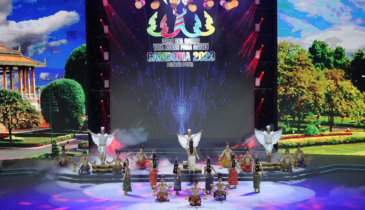 Seniman yang mengenakan pakaian tradisional Kamboja tampil saat upacara penutupan SEA Games 2021 di Hanoi, Vietnam, 23 Mei 2022. Kamboja akan menjadi tuan rumah SEA Games 2023 mendatang. (AP Photo/Achmad Ibrahim)