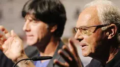 Franz Beckenbauer (kanan) dan pelatih Jerman Joachim Loew di sesi konferensi pers di Hotel Velmore, Erasmia, Pretoria, 9 Juni 2010, jelang PD 2010 di Afrika Selatan. AFP PHOTO / JOHN MACDOUGALL 