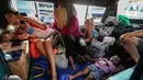 Situasi pemudik yang tidur di dalam kendaraan mereka. (Liputan6.com/Angga Yuniar)
