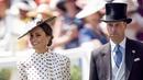 Pangeran William (kanan) dan Kate Middleton tiba pada hari keempat pertemuan pacuan kuda Royal Ascot di Ascot Racecourse, Ascot, Inggris, 17 Juni 2022. Selain kemeja putih klasik dan dasi, Pangeran William juga mengenakan pakaian formal yang meliputi jas hitam, rompi, dan topi. (Aaron Chown/PA via AP)