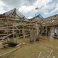 Bangunan rumah di Waduk Jatigede, Desa Cipaku, Sumedang, Jawa Barat, Senin  (17/9). Musim kemarau panjang menyebabkan Waduk Jatigede surut sehingga puing bangunan Desa Cipaku yang tenggalam kembali terlihat. (Liputan6.com/Herman Zakharia)