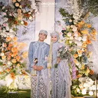 Bintang Emon dan Alca Octaviani di pelaminan. (Foto: Imagenic)