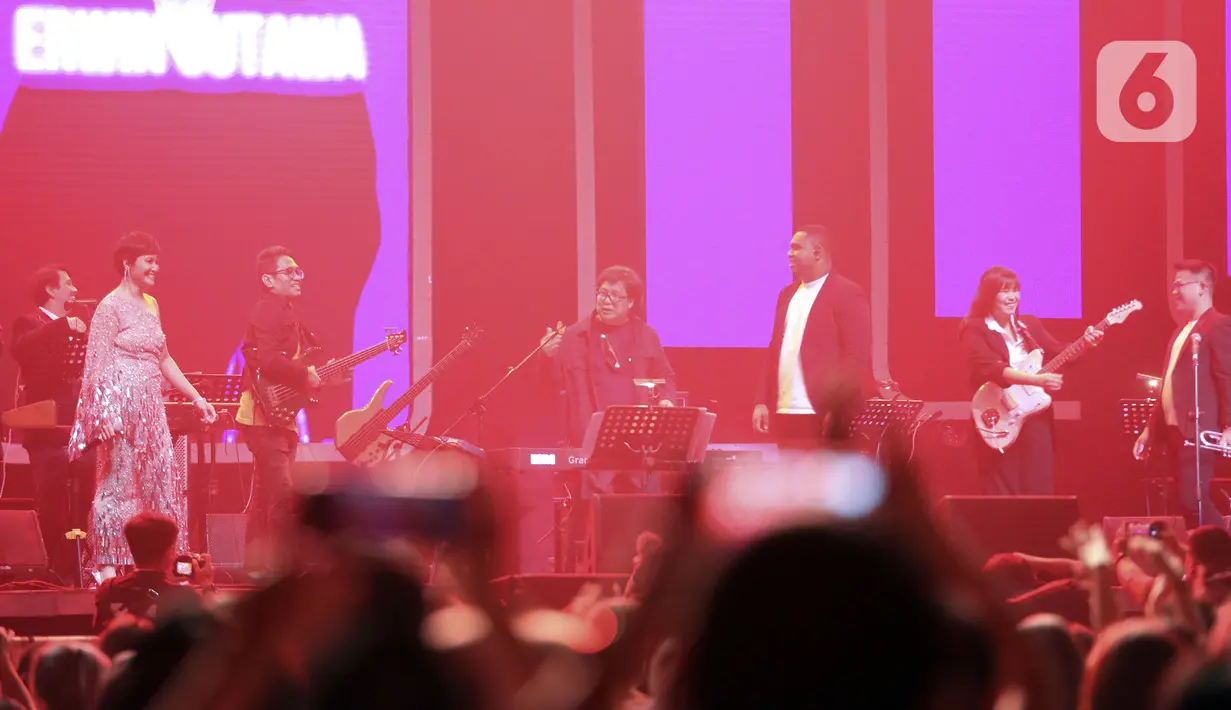 Komposer Erwin Gutawa (tengah) saat berkolaborasi bersama penyanyi Andmesh Kamaleng (ketiga kanan) pada hari pertama BNI Java Jazz Festival 2022 di JIExpo Kemayoran, Jakarta, Jumat (27/5/2022). Java Jazz Festival 2022 digelar pada 27-29 Mei setelah vakum selama dua tahun akibat pandemi COVID-19. (Liputan6.com/Johan Tallo)
