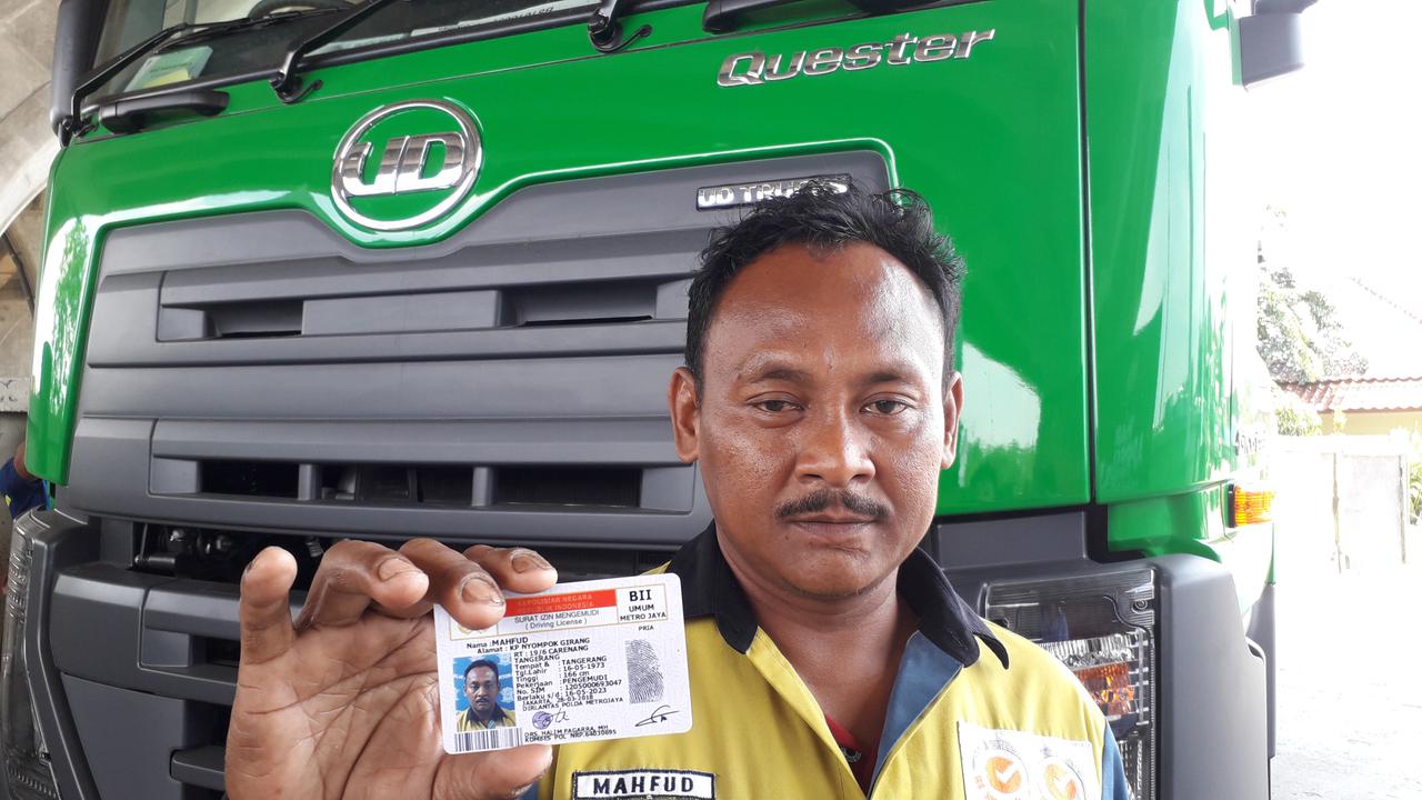 Salah satu sopir truk yang mendapat SIM B2 Umum dari UD Trucks