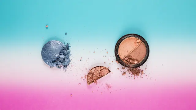 Memperbaiki Eyeshadow yang Pecah