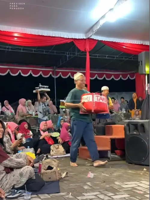 Potret Gus Miftah Beli Jajanan Kaki Lima. (Sumber: Instagram/gusmiftah)