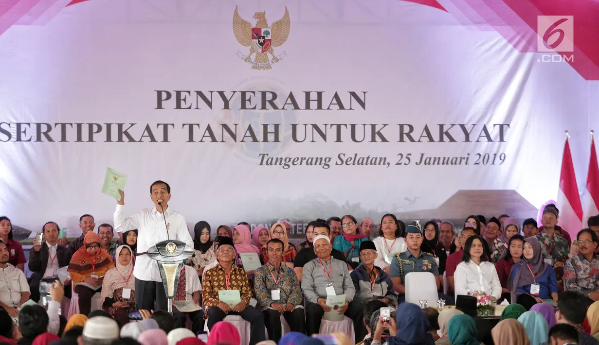 Presiden Joko Widodo memberikan sambutan saat pembagian sertifikat tanah kepada warga di Pusat Penerbangan Angkatan Darat, Pondok Cabe,  Tangsel, Jumat (25/1). Pada kesempatan ini, 40.172 sertifikat tanah dibagikan oleh Jokowi (Liputan6.com/Faizal Fanani)