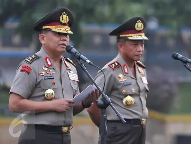 Irjen Unggung Cahyono (kiri) didampingi Irjen Tito Karnavian memberikan sambutan pada acara pisah sambut di Polda Metro, Jakarta, Jum'at (12/6/2015). Tito Karnavian menggantikan Unggung Cahyono sebagai Kapolda Metro Jaya. (Liputan6.com/Andrian M Tunay) 