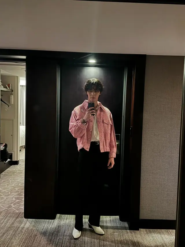 Pesona Romantis Maskulin Park Seo Joon Kenakan Blazer Chanel Beda Warna Saat Hadiri Acara di Busan dan Indonesia