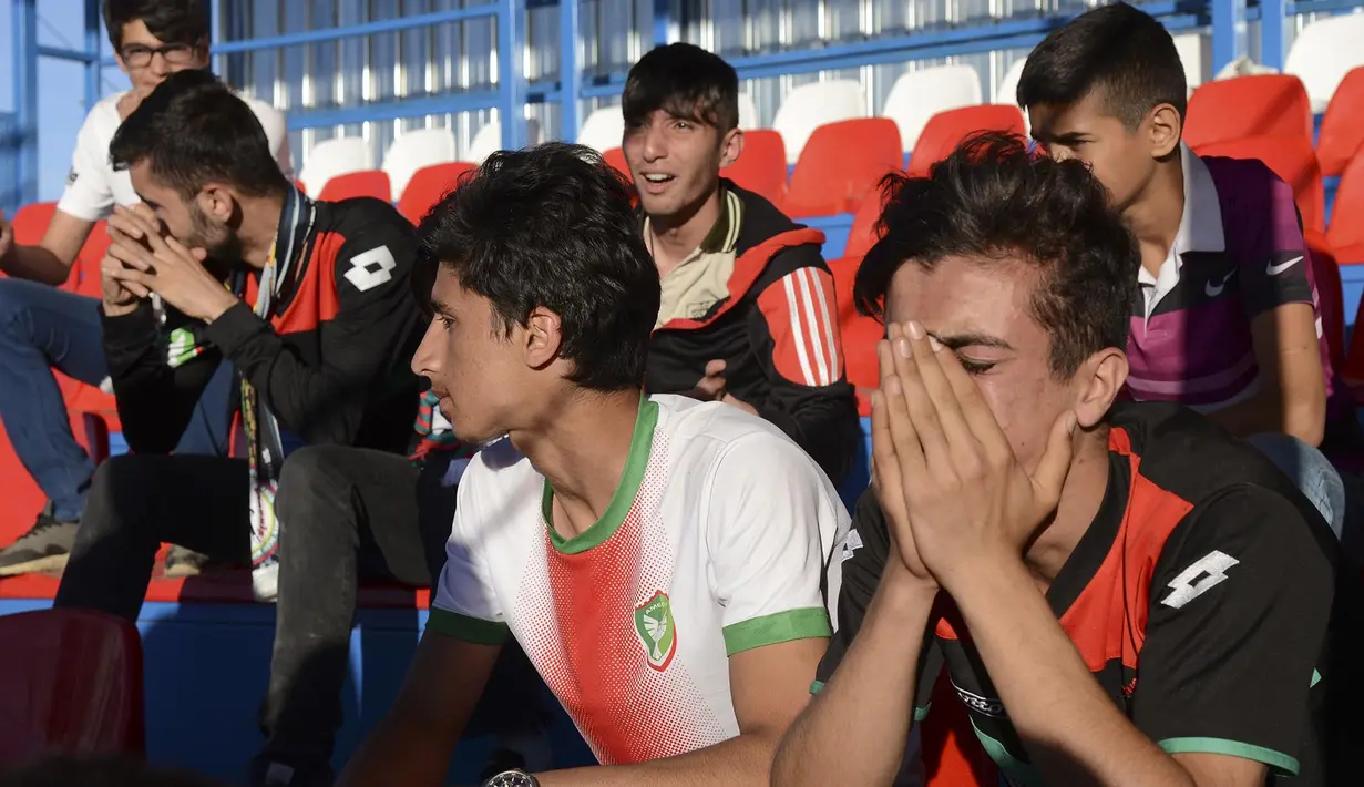 Reaksi kecewa fans klub Amedspor setelah timnya kalah dari Erzurum BB, Selasa (16/5/2017) di play-off untuk Liga Super Turki. (AFP/Ilyas Akengin)