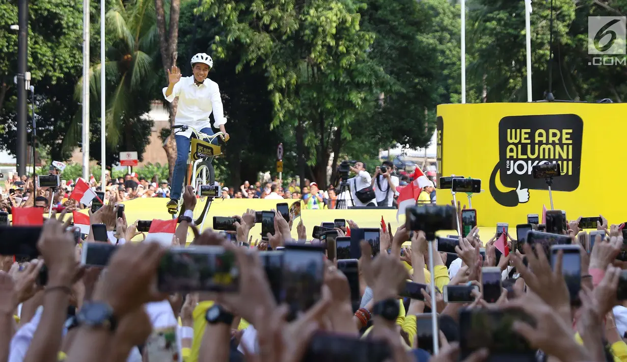 Calon presiden nomor urut 01, Joko Widodo menyapa pendukungnya saat menghadiri Deklarasi Alumni UI untuk Jokowi-Amin di Plaza Tenggara GBK, Jakarta, Sabtu (12/1). Deklarasi dihadiri perwakilan alumni dari berbagai kampus. (Liputan6.com/Helmi Fithriansyah)