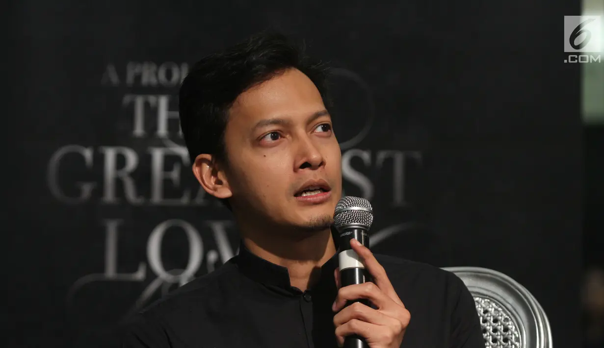 Fedi Nuril memberikan komentar saat menghadiri Prolog "Ayat-Ayat Cinta 2" di Senayan City, Jakarta, Jumat (7/7). Ayat-Ayat Cinta 2 memperkenalkan dua pemain baru yaitu Dewi Sandra dan Tatjana Saphira. (Liputan6.com/Herman Zakharia)