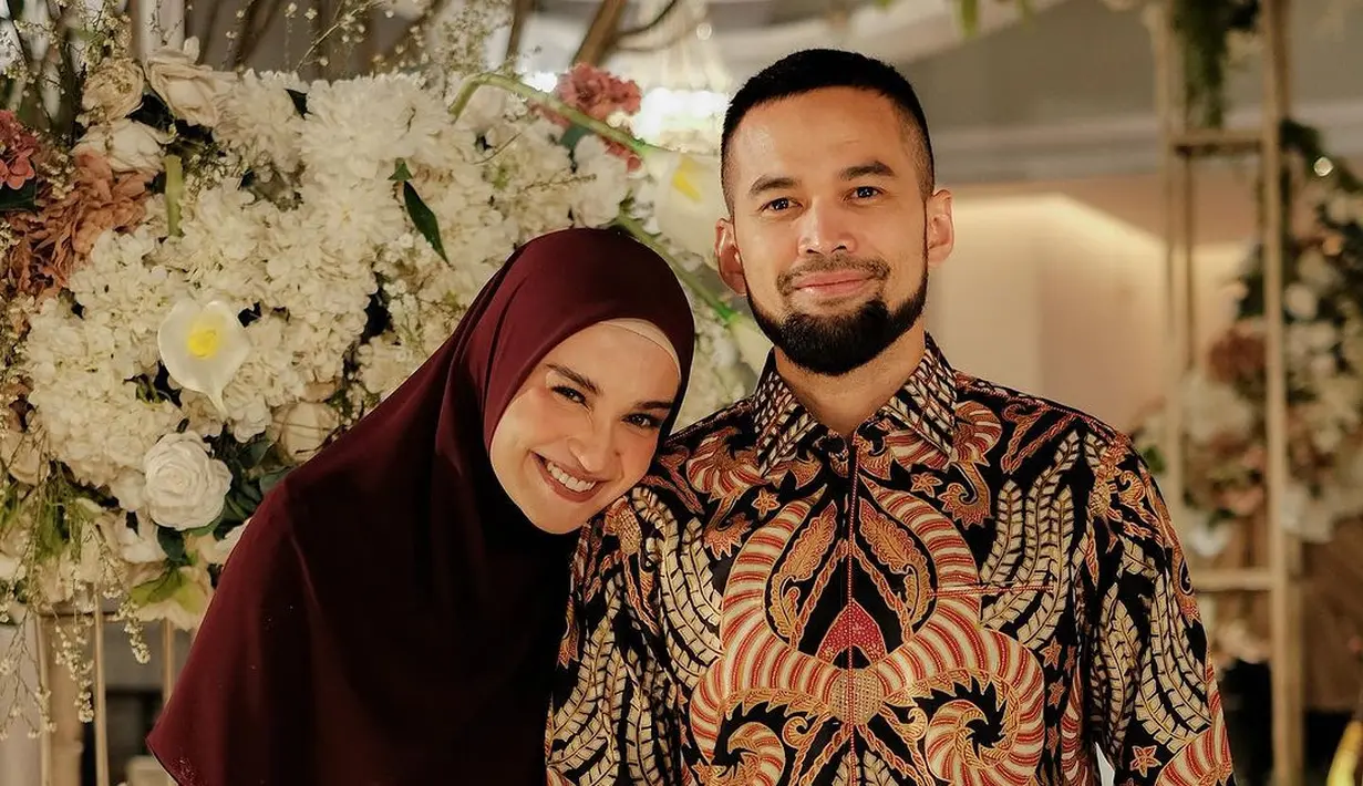 Shireen Sungkar kembali mengenakan kebaya di pernikahan adik laki-lakinya. Menarik, karena kali ini, Shireen Sungkar memilih kebaya merah yang super cantik, dipadu kain wastra bernuansa merah yang senada dan hijab merah polos. [Foto: Instagram/shireensungkar]