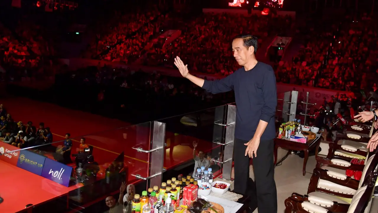 Jokowi menyaksikan langsung pertandingan semifinal kejuaraan badminton Indonesia Open 2023