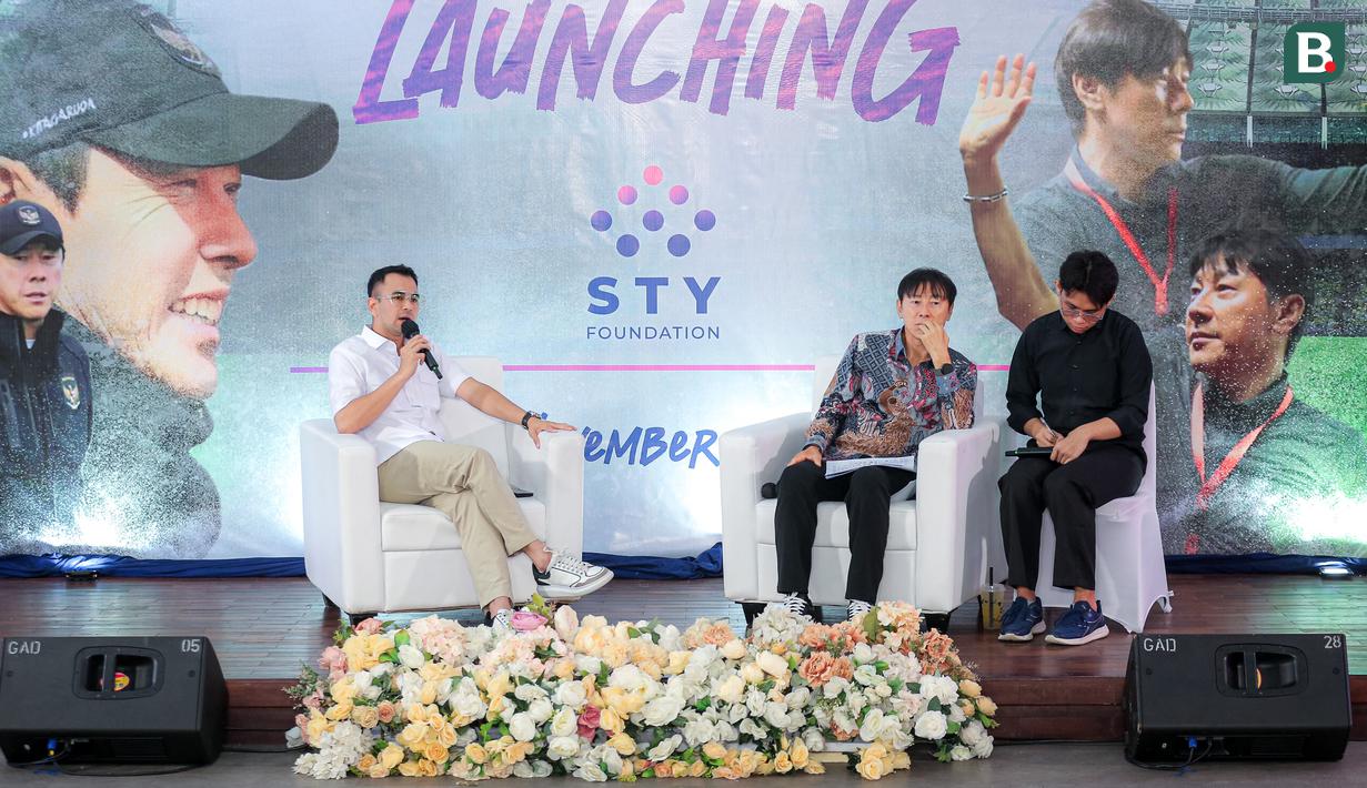 Raffi Ahmad memberikan keterangan bersama pelatih Timnas Indonesia Shin Tae-yong dalam acara peluncuran STY Foundation yang berlangsung di Rans Office, Serpong, Tangerang Selatan, Senin (04/11/2024). (Bola.com/Bagaskara Lazuardi)