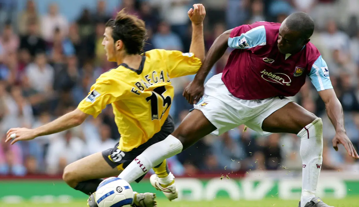 7. Nigel Reo Coker. Serupa dengan Danny Gabbidon, Nigel Reo Coker mulai terpantau mengenakan kaos kaki melebihi lutut saat memperkuat West Ham United dalam rentang 2003-2007. Setelah berpindah-pindah klub, ia memutuskan pensiun di klub terakhirnya, MK Dons pada 2018. (AFP/Carl De Souza)