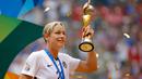 Abby Wambach, pemain timnas sepak bola wanita Amerika Serikat saat mengangkat Piala Dunia 2015 di Kanada. Abby diperkirakan menerima bayaran sebesar $190.000 sampai $300.000. (Getty Images/AFP/Kevin Cox)