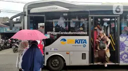 Layanan transportasi umum Biskita Transpakuan menurunkan dan menaikkan penumpang di halte pemberhentian bus di kawasan Kota Bogor, Jawa Barat, Senin (14/11/2022). Keputusan tarif Biskita Transpakuan berbayar itu diakui Wali Kota Bogor, Bima Arya yang mengaku sudah mendapat lampu hijau dari Menteri Perhubungan (Menhub). (Liputan6.com/Magang/Aida Nuralifa)