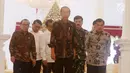 Presiden Joko Widodo atau Jokowi (tengah) menyampaikan keterangan terkait kerusuhan pascapengumuman hasil Pemilu 2019 di Istana Merdeka, Jakarta, Rabu (22/5/2019). Jokowi menyebut tidak akan memberi ruang untuk perusuh yang akan merusak NKRI. (Liputan6.com/HO/Ran)