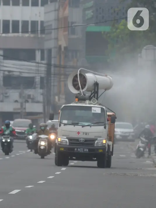 Palang Merah Indonesia (PMI) melakukan penyemprotan cairan disinfektan di jalan protokol kawasan Jakarta, Selasa (13/7/2021). Penyemprotan dengan mobil gunners spraying yang mampu menjangkau lebih dari 10 meter ini guna menekan dan mencegah penyebaran COVID-19. (merdeka.com/Imam Buhori)
