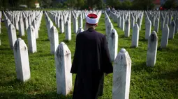 Pembantaian Srebrenica (disebut juga Genosida Srebrenica) adalah kejadian pembantaian terhadap sekitar lebih dari 8.000 laki-laki dan remaja Bosniaks (umat muslim Bosnia) pada Juli 1995 di Srebrenica oleh pasukan Republik Srpska pimpinan Jenderal Ratko Mladić. (AP Photo/Armin Durgut)