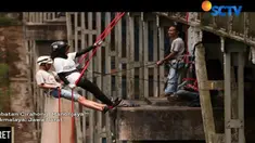 Inilah rapeling, teknik menuruni struktur vertikal dengan menggunakan perlengkapan khusus.