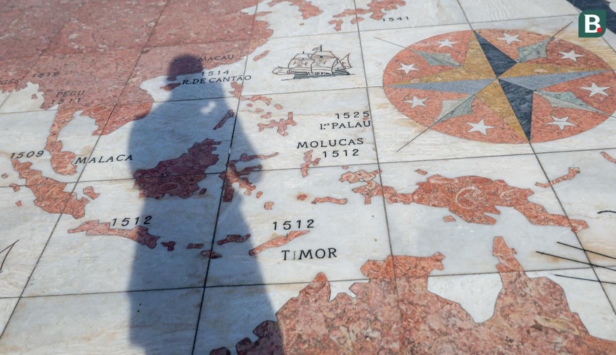 Hal yang menarik perhatian adalah peta penjelajahan Portugis. Di sana tergambar jelas peta Indonesia bersama tahun masuknya para pelayar Portugis yang dipimpin oleh Alfonso de Albuquerque. (Bola.com/Bagaskara Lazuardi)