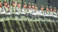 Personel Korps Wanita Tentara Nasional Indonesia Angkatan Darat (TNI AD) saat melakukan defile gladi bersih HUT TNI ke-79 di Lapangan Monumen Nasional (Monas) Jakarta, Kamis (3/10/2024). (merdeka.com/Arie Basuki)