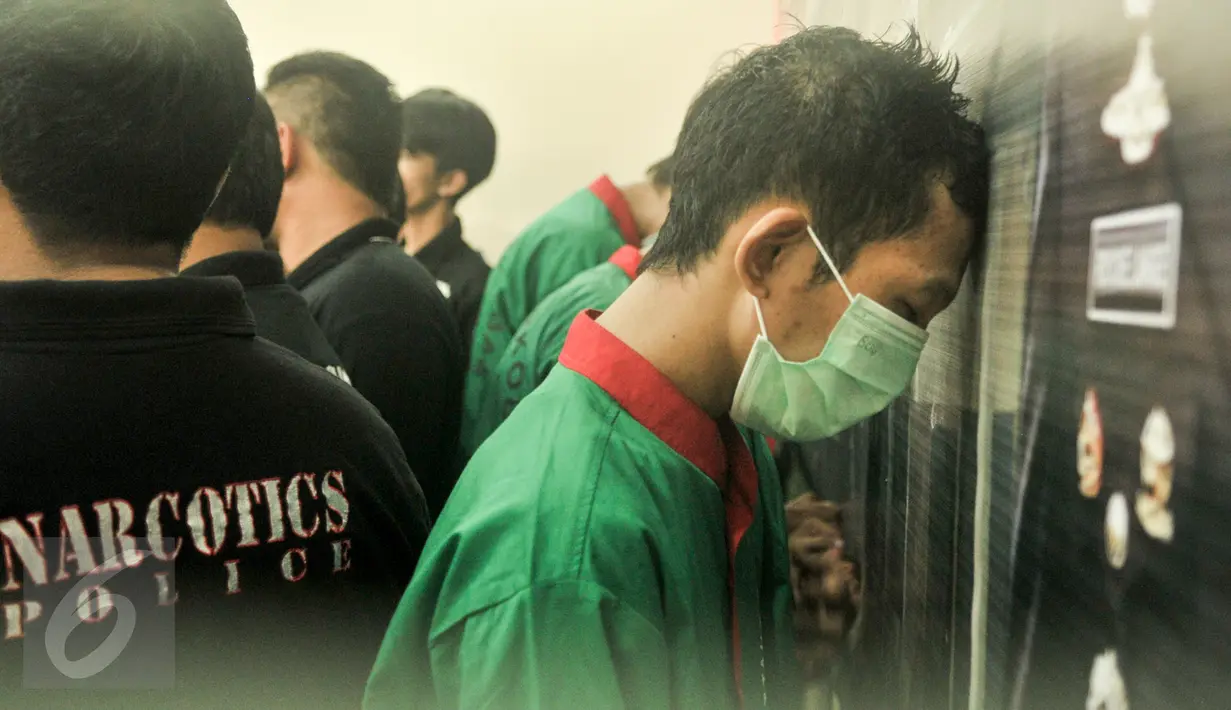 Tersangka dihadirkan saat rilis pengungkapan peredaran narkotika di Polres Jakarta Barat, Senin (30/1). Petugas menyita barang bukti sabu 7,2 kg, tembakau gorilla 1,8kg dan 600 butir happy five serta mengamankan 10 tersangka. (Liputan6.com/Yoppy Renato)