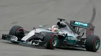 Pembalap Formula Satu (F1) tim Mercedes, Lewis Hamilton mengendarai mobilnya pada Grand Prix Rusia di Sochi, Minggu (11/10/2015). Lewis Hamilton memenangkan ajang Formula GP Rusia. (REUTERS/Grigory Dukor)