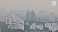 Kabut tipis menyelimuti udara di salah satu sudut kota Jakarta, Selasa (10/7). Tingkat polusi di Jakarta masuk dalam kategori tidak sehat sehingga menyebabkan pemandangan menjadi berkabut dan mengancam kesehatan pernapasan. (Merdeka.com/Iqbal S. Nugroho)