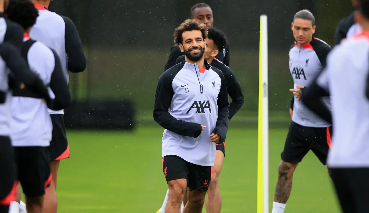 Pemain depan Liverpool Mohamed Salah mengambil bagian dalam sesi latihan menjelang laga Liga Champions melawan Ajax Amsterdam, di AXA Training Center, utara Liverpool pada 12 September 2022. Diketahui pelaksanaan Liga Champions 2022/2023 akan tetap digelar, meski seluruh klub dari Liga Inggris tengah berkabung atas wafatnya Ratu Elizabeth II. (Lindsey Parnaby / AFP)