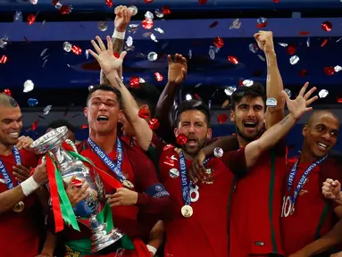 Portugal keluar sebagai juara Piala Eropa 2016 usai mengalahkan Prancis 1-0 di di Stade de France, Senin (11/7). Gol semata wayang Eder di babak perpanjangan waktu menjadi penentu kemenangan Portugal. (REUTERS)
