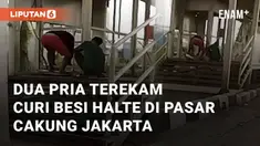 Dua pria terekam mencuri besi di bekas halte busway Pasar Cakung, Jakarta Timur. Peristiwa ini terjadi pada Kamis (12/9/2024)