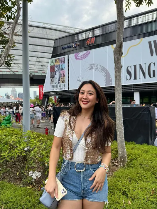 Sherina tampil dengan riasan wajah biasa, pulasan lipstik merah, dan rambut panjangnya yang dibiarkan tergerai begitu saja. [Foto: Instagram/sherinamunaf]