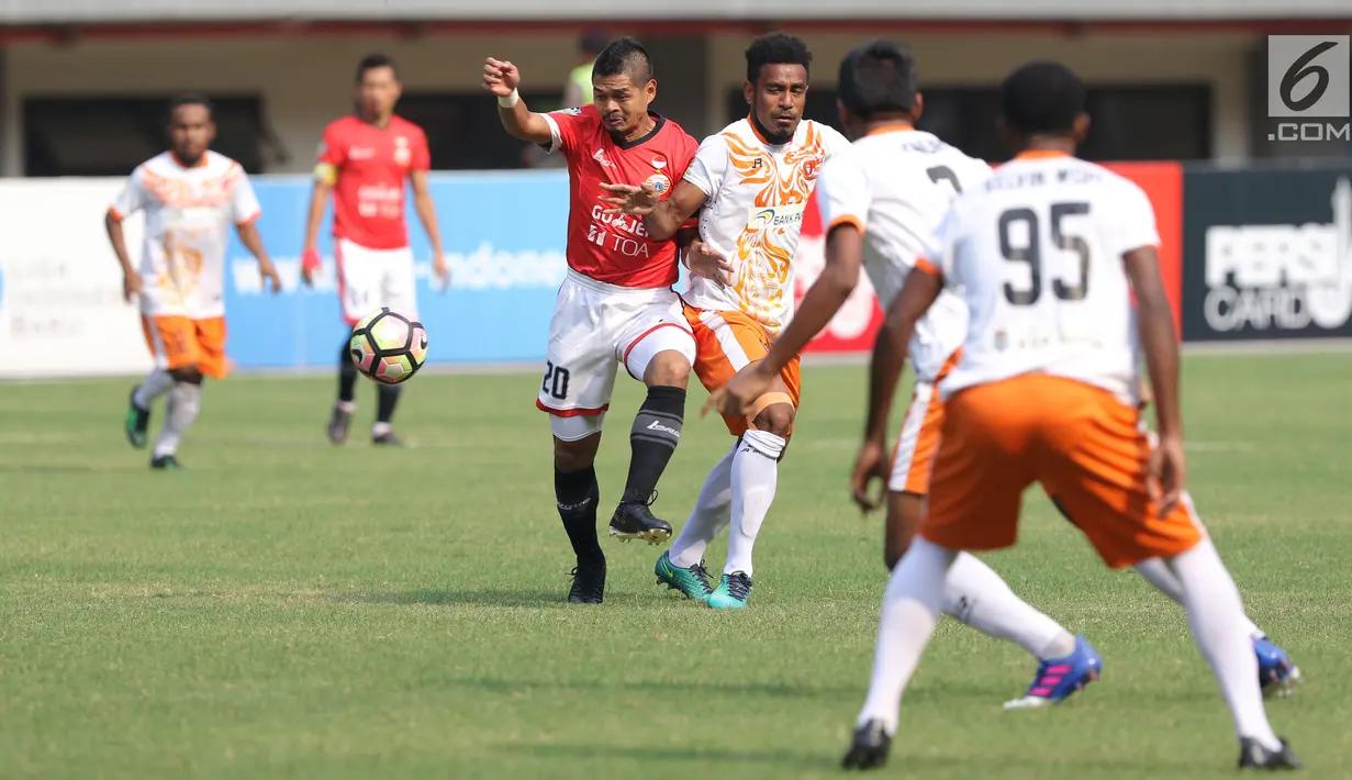 Pemain Persija, Bambang Pamungkas mencoba lolos dari kawalan pemain Perseru pada lanjutan Liga 1 Indonesia di Stadion Patriot Candrabhaga, Bekasi, Selasa (19/9). Laga dimenangkan Persija 1-0. (Liputan6.com/Helmi Fithriansyah)