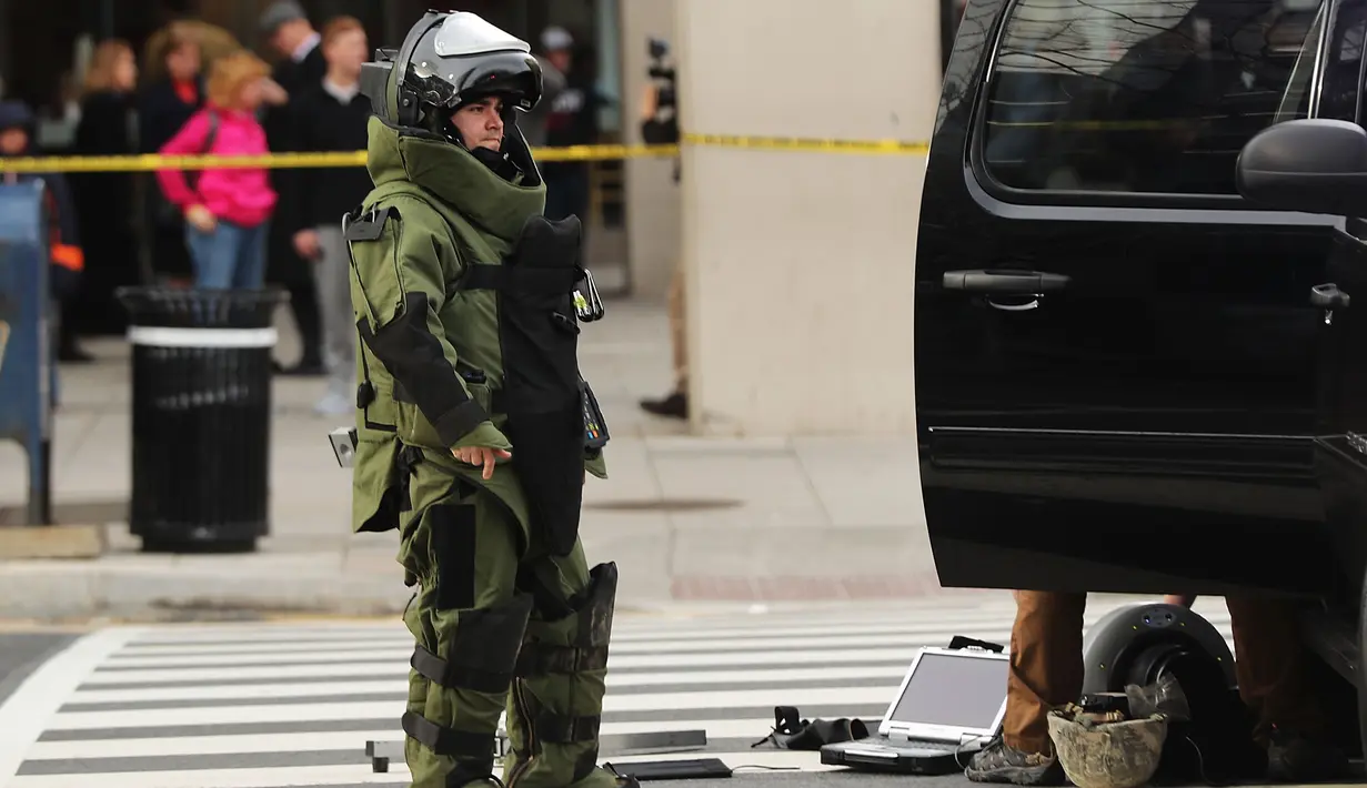 Penjinak bom memeriksa mencurigakan di dekat Hilton Garden Hotel di Washington, DC.AS (19/1). Jelang dilantiknya Donald Trump, Polisi AS menemukan benda yang mencurigakan. (AFP Photo/Andrew Caballero-Reynolds)