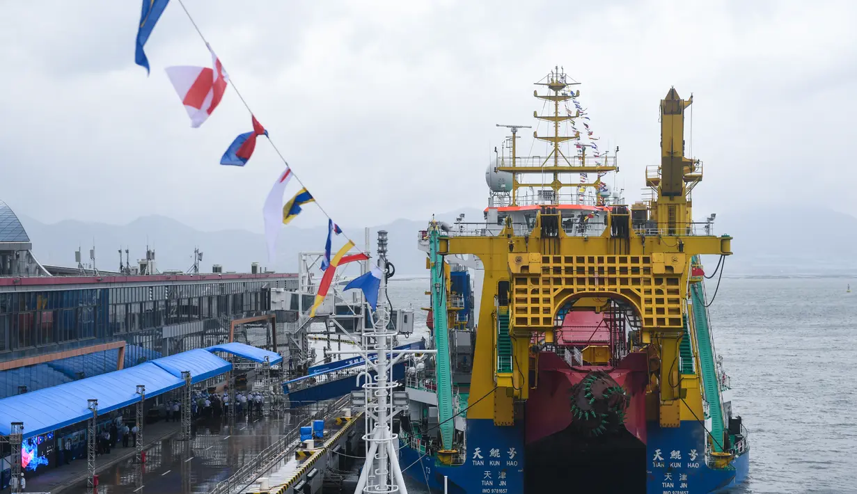 Kapal keruk Tian Kun Hao di sebuah pelabuhan di Shenzhen, Provinsi Guangdong, China selatan (13/10/2020). Kapal selam berawak Jiaolong, kapal induknya Shenhai Yihao (Laut Dalam No. 1), serta kapal keruk Tian Kun Hao akan ditampilkan di ajang Pameran Ekonomi Maritim China. (Xinhua/Mao Siqian)