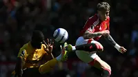 Pemain Manchester United, Alejandro Garnacho (kanan) berebut bola melawan pemain Wolves, Tote Gomes dalam laga lanjutan Liga Inggris 2024/2025 di Old Trafford, Inggris, Minggu (20/04/2025) waktu setempat. (AFP/Paul Ellis)