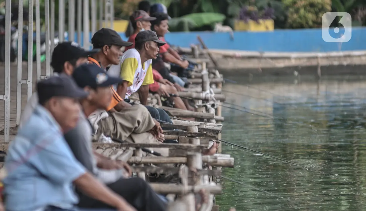 Warga saat memancing di Situ Citayam, Depok, Jawa Barat, Minggu (22/8/2021). Selama pandemi Covid-19 melanda, Situ Citayam menjadi wisata alternatif warga sekitar yang menawarkan wahana air seperti bebek-bebekan dan pemancingan. (merdeka.com/Iqbal S.Nugroho)