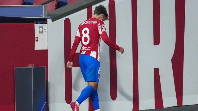 Foto: Antoine Griezmann Dikartu Merah, Mohamed Salah Bawa Liverpool Tekuk Atletico Madrid di Liga Champions