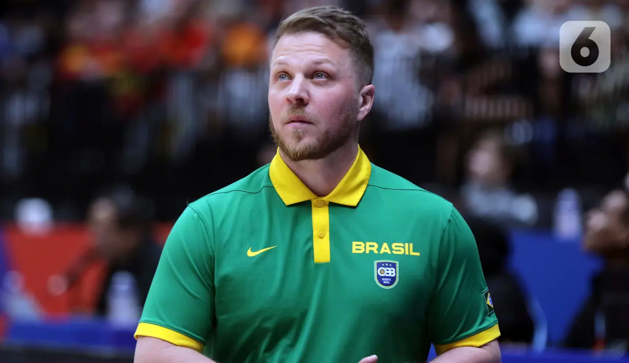 Ekspresi pelatih timnas basket Brasil, Gustavo Conti saat melawan Spanyol pada penyisihan Grup G FIBA World Cup 2023 di Indonesia Arena, Gelora Bung Karno, Jakarta, Senin (28/8/2023). (Liputan6.com/Helmi Fithriansyah)