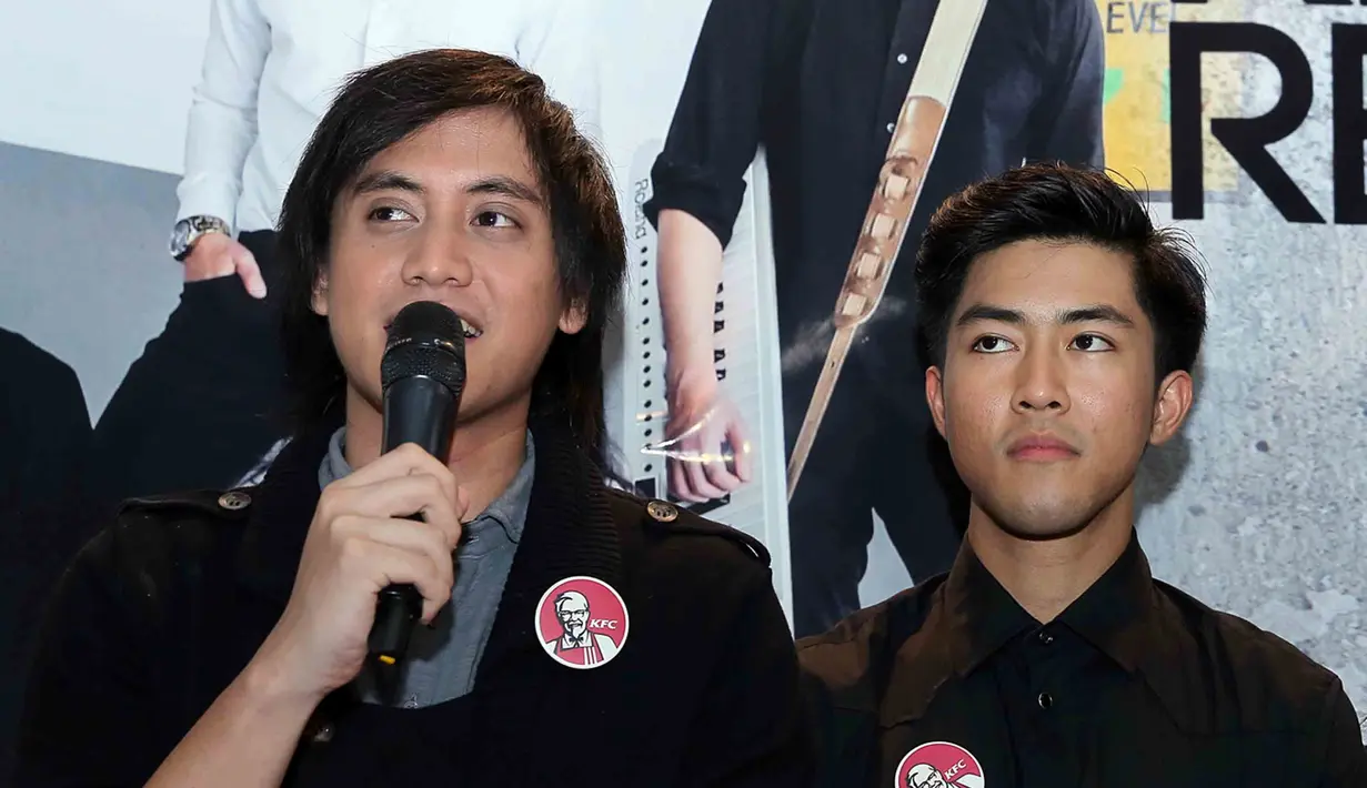 Bertempat di kawasan Kemang, pada Rabu (26/10/2016), Kevin and The Red Rose meluncurkan album Untukmu. Tema cinta masih di usung dalam albumnya kali ini. Yang berbeda adalah warna musiknya. (Deki Prayoga/Bintang.com)