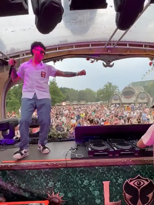 Reza Arap tampak naik ke turntable dan beraksi dengan iringan musik yang dimainkan Gerald Liu, membuat penonton juga ikut bergoyang. Namun sayang, salah seorang personel, yakni Eka Gustiwana tak dapat turut serta untuk tampil dalam festival EDM tersebut. (Liputan6.com/IG/@ybrap)