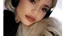 Setelah mengunggah foto di akun Instagramnya berpose menantang dengan Tyga, Kylie terlihat memamerkan hadiah untuk Tyga berupa gelang berlian 60 karat di akun snapchatnya. (Instagram/Kylizzlesnapchats)