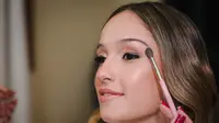 Menggunakan hanya dua produk riasan mata dalam teknik apikasi makeup 242 (foto: Pexels/Daniel Duarte)