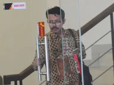 Rektor UIN Sunan Ampel, Masdar Hilmy berjalan keluar usai menjalani pemeriksaan di Gedung KPK, Jakarta, Senin (17/6/2019). Masdar Hilmy diperiksa sebagai saksi terkait kasus seleksi jabatan di lingkungan Kementerian Agama tahun 2018-2019 untuk tersangka Romahurmuziy. (merdeka.com/Dwi Narwoko)