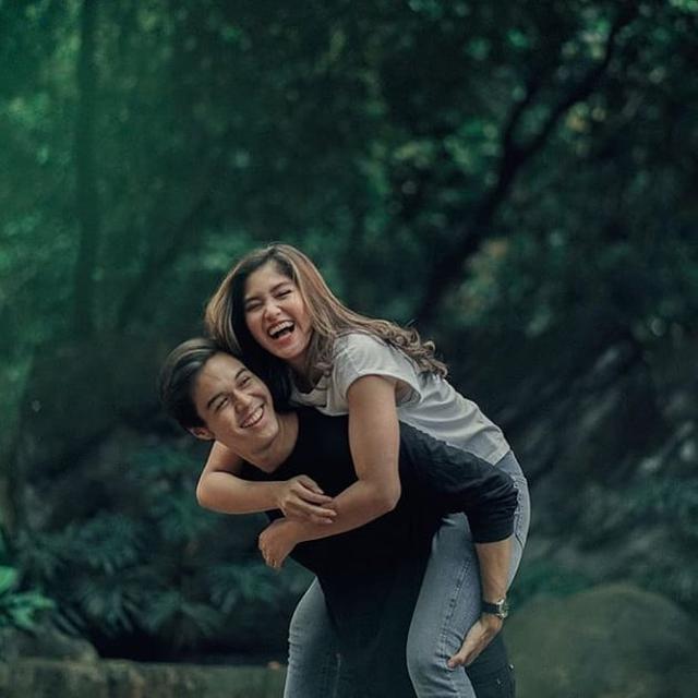 Dikabarkan Putus, Ini 6 Momen Kebersamaan Ochi Rosdiana dan Rizky Djanbi